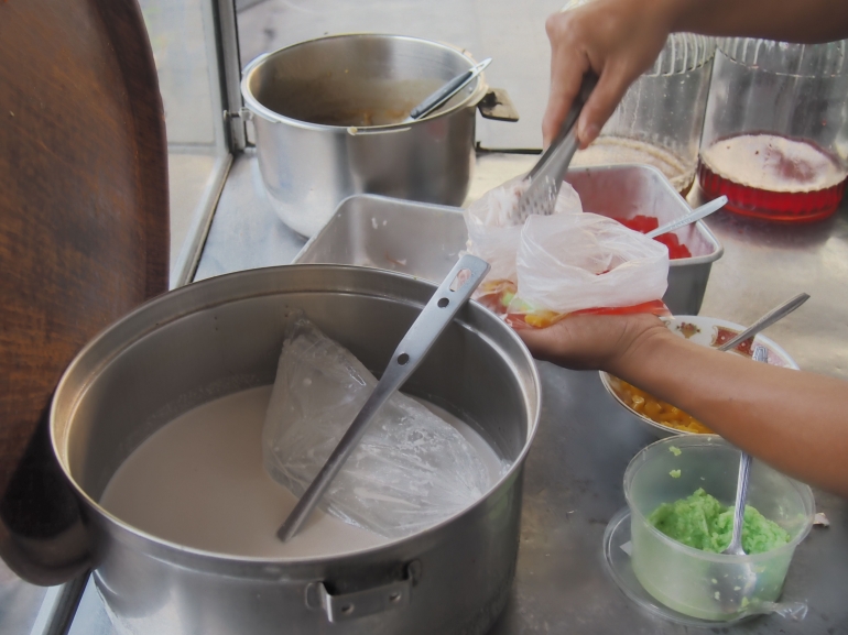 Salah satu proses penyajian Minuman Segar di Warung Es Teler 88 Jogjakarta. Foto: Melinia
