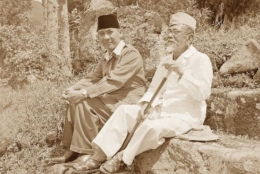 Agus Salim, salah satu pahlawan penting yang terkenal dengan kesederhanaan dan kehebatan pikirannya, bersama Ir. Soekarno - Foto: Republika