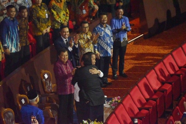 Presiden Joko Widodo berpelukan dengan Ketua Umum Partai NasDem Surya Paloh | Gambar: inews.id