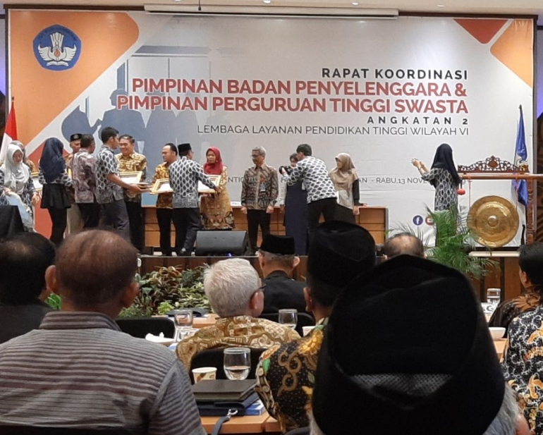 Direktur AKS Ibu Kartini terima penghargaan dari Kepala LLDikti VI (dokpri)