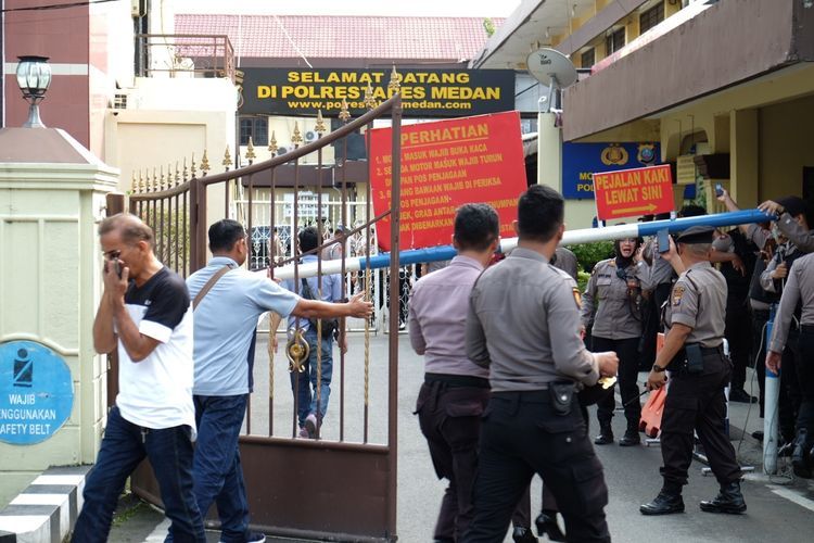 Polisi berjaga pascabom bunuh diri di Mapolrestabes Medan, Sumut, Rabu (13/11/2019). Antara Foto/Irsan Mulyadi