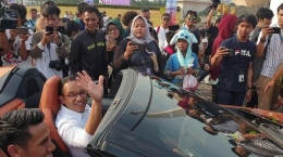 Gubernur DKI Jakarta Anies Baswedan jajal mobil listrik di kawasan Monas, Jakarta Pusat | Gambar: tribunnews.com