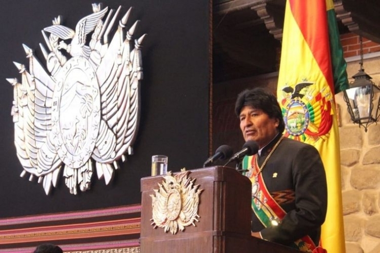 Presiden Evo Morales saat menghadiri hari ulang tahun kemerdekaan ke-193 Bolivia pada Senin (6/8/2018). Dalam acara itu Morales mengenakan medali dan selempang kepresidenan. Foto: AFP/JOSE LIRAUZE via KOMPAS.com
