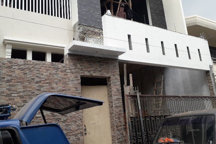 Sebuah Rumah di Jakarta dirobohkan karena melanggar IMB | Sumber gambar : properti.kompas.com