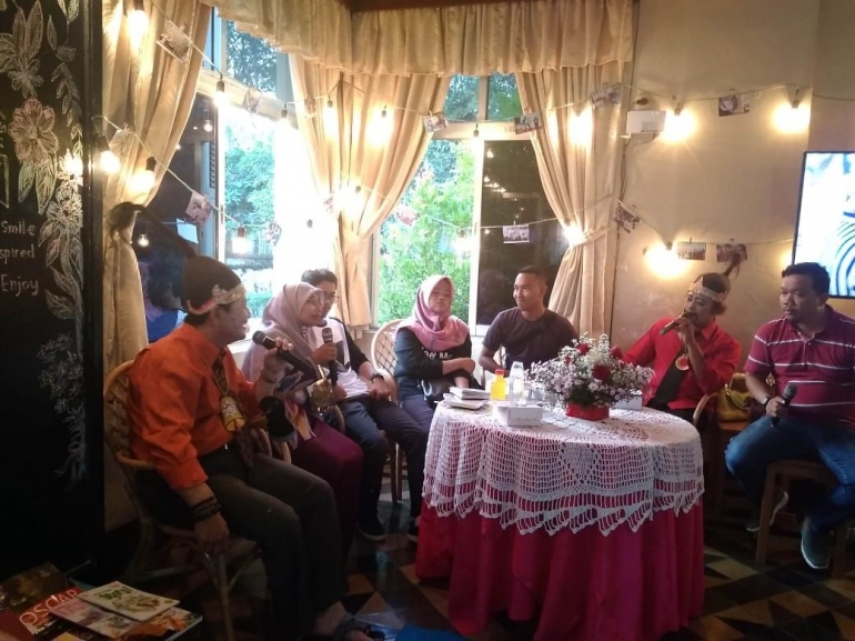 Gagasan untuk optimis menulis juga diterapkan saat ada acara-acara santai di Malang maupun di Pasuruan, seperti di foto ini. (Dokpri/Komalkuraya dan KomalkuPas)