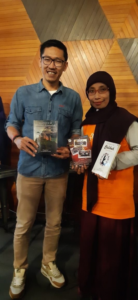 Anis Hidayatie dan COO Kompasiana dalam acara JNE Kopiwriting 2019 di Malang. (Dokpri/Komalkuraya)