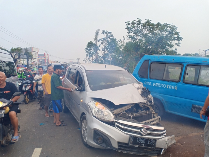 (Mobil ngakut buah nubruk angkot. Foto: Djasepudin)