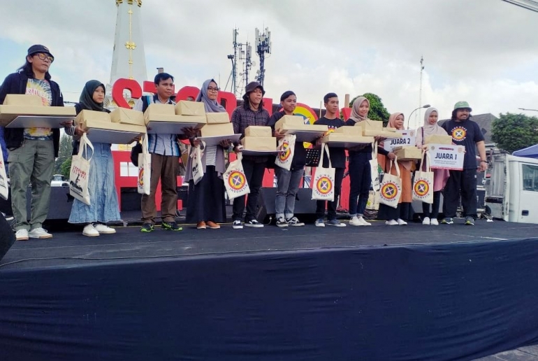 Penyerahan Hadiah Kepada Para Pemenang Lomba Poster STOP Hoax Indonesia di STOP Hoax Festival di Tugu Pal Putih Yogyakarta - Foto: Panitia