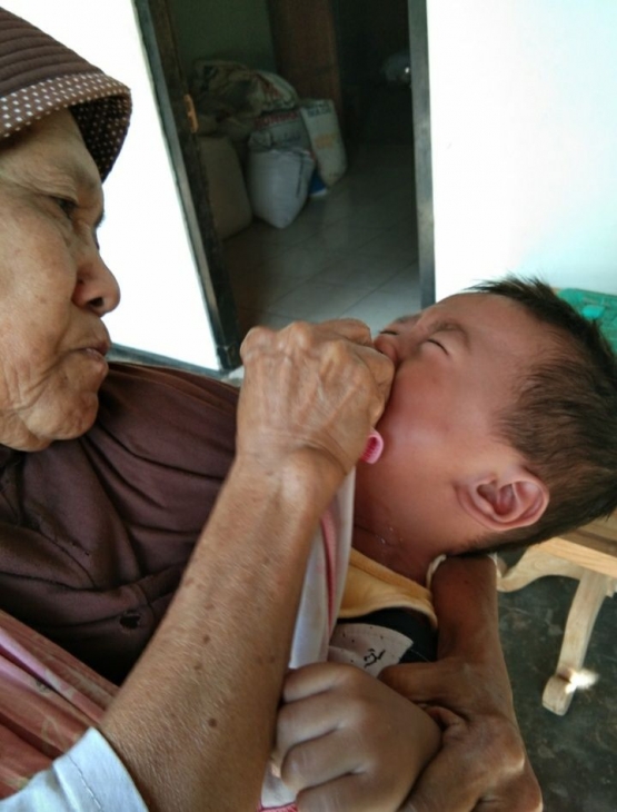 Si bungsu dicekoki, sudah pasti nangis tapi tak lama nangisnya. Dokpri