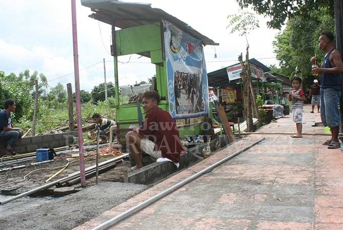 Pedagang Kaki Lima (PKL) menggeser lapak dagangannya agar tak mengganggu pedestrian. (Foto. Radar Banyuwangi)
