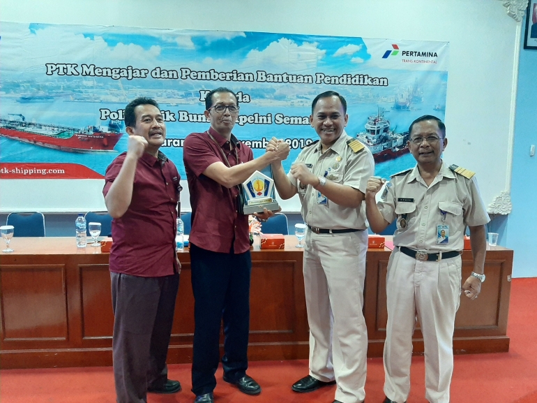 Penyerahan Kenang-kenangan - Dokpri