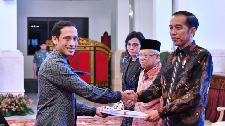 Presiden Joko Widodo memberikan DIPA anggaran tahun 2020 kepada Mendikbud, Nadiem Makarim. Sumber : pkpberdikari.id