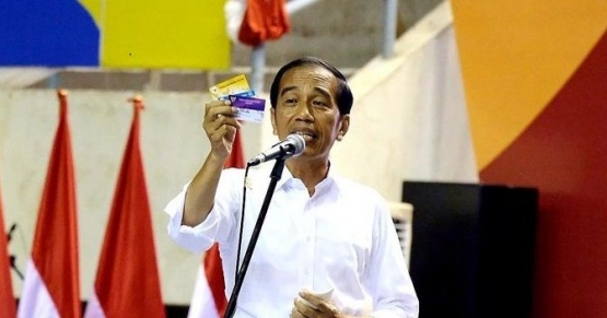 Kartu Pra Kerja, salah satu program Presiden Jokowi saat kampanye politik di Pilpres 2019. sumber : kompas.com