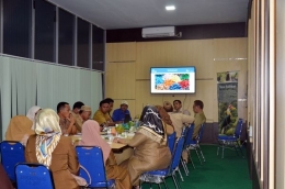 Inisiasi program daur ulang plastik dengan melibatkan BAPPEDA Pohuwato dan instansi terkait (Marahalim Siagian/Burung Indonesia)