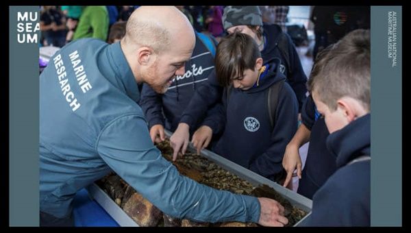 Anak-anak perlu melihat langsung dan memegang koleksi (Foto: Museum Maritim Sydney)