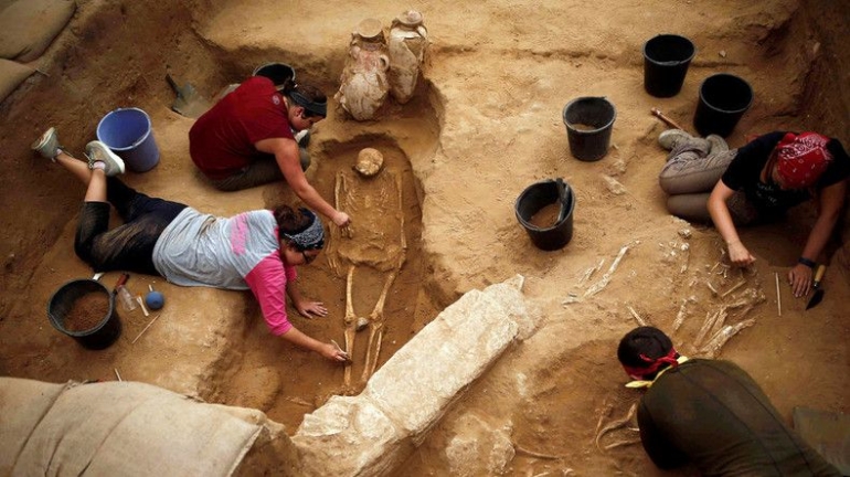 Sekelompok arkeolog sedang melakukan ekskavasi (ilustrasi). Sumber: www.rt.com.
