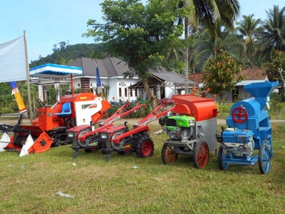 Bantuan mesin-mesin pertanian salah satu bentuk intervensi pemerintah Propinsi Gorontalo untuk membantu petani miskin (Doc. Marahalim Siagian)