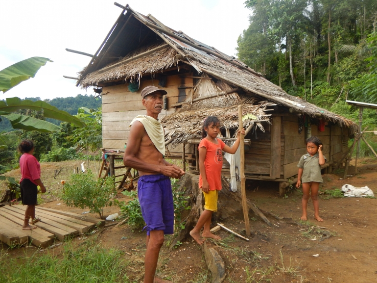 Petani jagung lahan kering salah satu golongan masyarakat di Propinsi Gorontalo rentan kemiskinan. Terjebak dengan rentenir dan sering gagal panen karena perubahan iklim (doc. Marahalim Siagian)