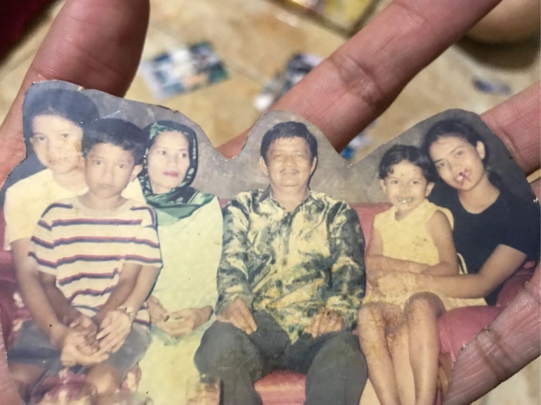 Selembar sisa foto kenangan bersama Ayah dan Ibu. Sumber: Dokumentasi Pribadi