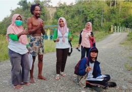 Foto : Kunjungan keluarga tenaga Nusantara sehat dan pegawai PKM Patlean ke suku anak dalam (dokpri).