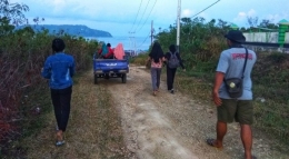 Foto : Tempak jalan umum ke desa wilayah kerja PKM Patlean, pegawai harus turun dari Viar, karena jalan yang curam dan bebatuan (dokpri).