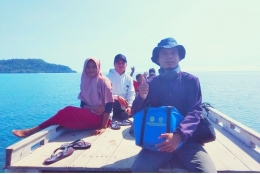 Foto : Tampak tenaga Nusantara sehat kegiatan puskesmas keliling di atas Viber lewat jalur laut (dokpri). 