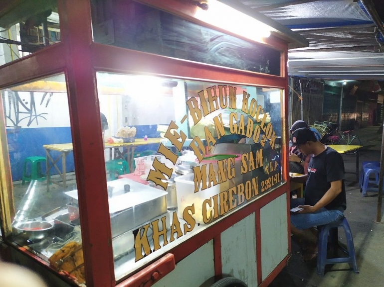Letaknya di jalan Pekiringan No.110 Cirebon memudahkan para pecinta kuliner menemukannya (dokumentasi pribadi)