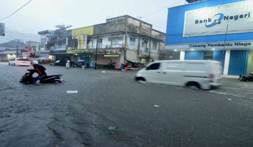 ket.foto: banjir di padang (minangkabaunews.com)