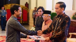 Presiden Jokowi memberikan DIPA 2020 kepada Mendikbud, Nadiem Makarim. Presiden Jokowi mengingatkan para menteri dan kepala derah agar mengutamakan hasil dan efektivitas belanja, bukan sekedar bagaimana menyerap anggaran 100%. Sumber : kabarmakassar.com