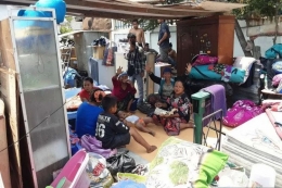 Warga korban penggusuran di Jalan Sunter Agung Perkasa VIII, Kecamatan Tanjung Priok, Jakarta Utara masih bertahan di puing-puing bangunan bekas rumah mereka, Sabtu (16/11/2019)(ANTARA/Fauzi Lamboka) 