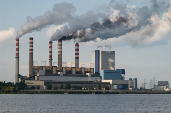 Limbah asap pabrik yang mencemari udara. Pixabay.com