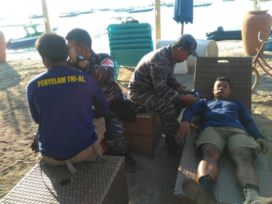Pemeriksaan kesehatan pra-penyelaman terhadap penyelam TNI AL yang terlibat dalam Multilateral Naval Exercise Komodo 2018 (dokumen foto pribadi).