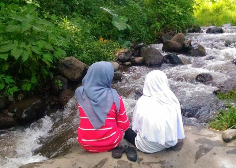 Menikmati gemericik air sungai di perkemahan Bedengan, Dau, Malang (dokpri)