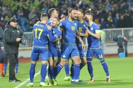 Pemain Kosovo merayakan go ke gawang Azebaijan (sumber: prishtinainsight.com)