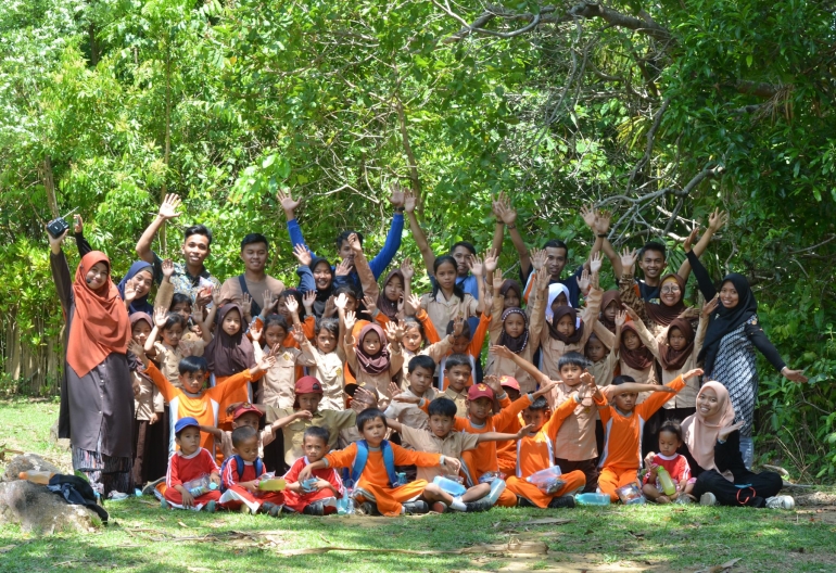 Relawan PIKNIK KI Pangkep dan siswa-siswi SD Negeri 60 Buung/Dokumentasi pribadi.