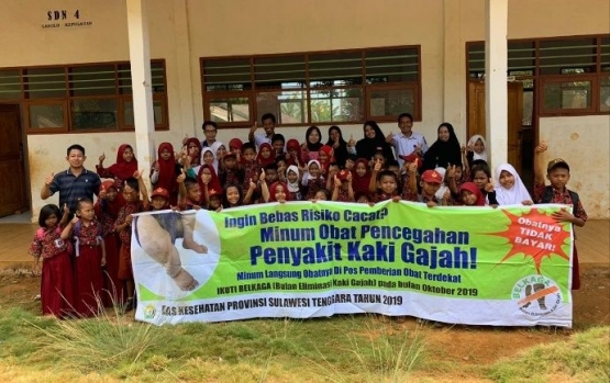 Foto : Penyuluhan dan pemberian obat penyakit filariasis tenaga Nusantara sehat puskesmas Lasolo Kepulauan kab. Konawe Utara prov. Sulawesi Tenggara (dokpri).