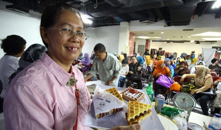 Monica Harijati Hariboentoro menjadi mentor pelatihan Pahlawan Ekonomi. foto: arya wiraraja