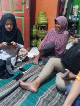 Ibu Oyok berjilbab ungu bersama Peserta Linier (dokpri)