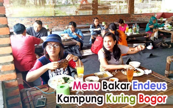 Menikmati menu Pondok Lesehan Kampung Kuring, Dramaga, Bogor. (Foto Bozz Madyang)