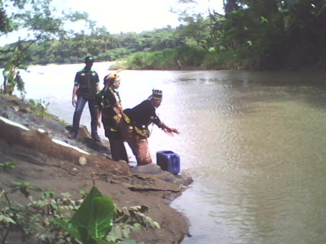 Sepasang pengantin (Pardi dan Uyi) menebar benih ikan, 6 April 2019 (dokpri)