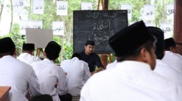 Adegan Ustadz Kiblat Sedang Mengajar di Pesantren Milik Ayahnya (Sumber: wartakota.tribunnews.com