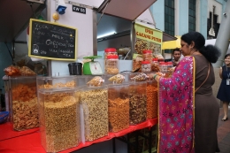 Penjual Camilan Khas India yang terletak di Kasturi Street, Central Market | dokumentasi pribadi