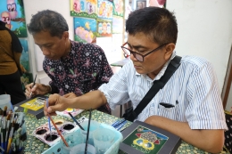 Proses Mewarnai Batik, di Kios  Seni Batik Malaysia | dokumentasi pribadi