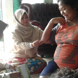    Rita Sedang Memberikan Pendampingan Ibu Hamil di RW 08 Kelurahan Rawa Sari