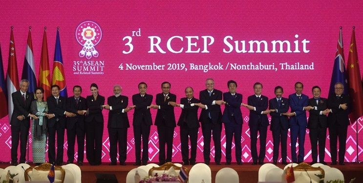 Para pemimpin negara anggota RCEP sedang mengadakan foto bersama saat acara ASEAN Summit di Bangkok Thailand, 4 Nov 2019. Sumber : bangkokpost.com