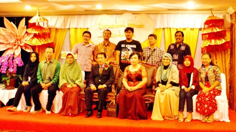 ket.foto: acara Golden Anniversary, dihadiri oleh Pak Pepih Nugraha bersama istri,mas Nurul Ujuy,Mas Isjet,Mas Kevin,pak Katedrajawen ,pak Thamrin Sonata (alm) ,Mbak Ella,mbak Wawa,mbak Nur dan Maria Margaretha/dokumentasi pribadi