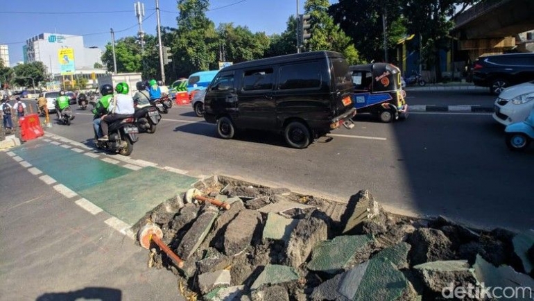 Jalur sepeda di sekitar Jalan Cikini dibongkar kembali, padahal baru dua bulan selesai dikerjakan | Gambar: detik.com