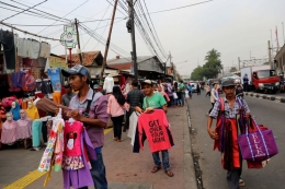 ilustrasi: Suasana pedagang kaki lima (PKL) berjualan di sepanjang trotoar di kawasan Pasar Tanah Abang, Jakarta, Rabu (17/5/2017). Penertiban dilakukan setiap hari menyusul mulai banyaknya PKL yang berjualan di trotoar dan jalan kawasan Pasar Tanah Abang.(KOMPAS.com / GARRY ANDREW LOTULUNG)
