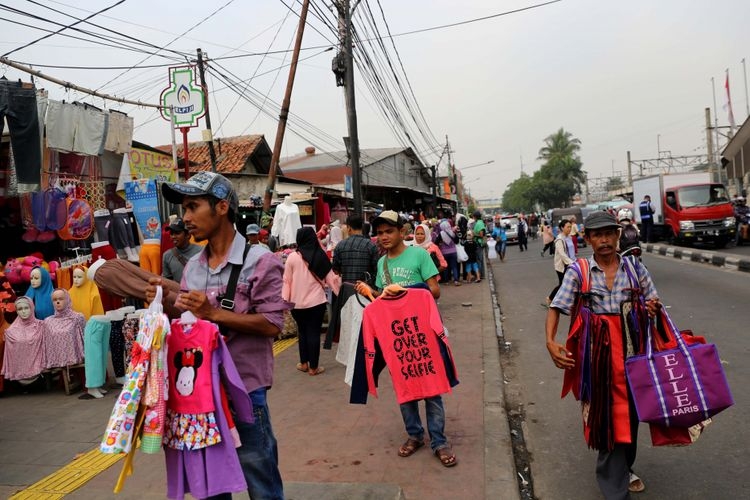 ilustrasi: Suasana pedagang kaki lima (PKL) berjualan di sepanjang trotoar di kawasan Pasar Tanah Abang, Jakarta, Rabu (17/5/2017). Penertiban dilakukan setiap hari menyusul mulai banyaknya PKL yang berjualan di trotoar dan jalan kawasan Pasar Tanah Abang.(KOMPAS.com / GARRY ANDREW LOTULUNG)
