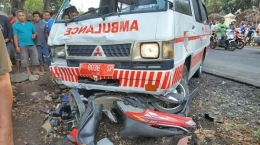 Mobil ambulans terlibat kecelakaan lalu lintas di Jember, Jawa Timur, Senin (18/11) sore. Sembilan orang mengalami luka-luka karena kecelakaan ini/Foto: Surabaya.Tribunnews 